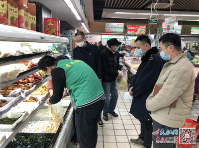 西湖區南浦街道綜合執法隊開展食品安全抽檢行動，聚焦散裝及預包裝食品銷售環節